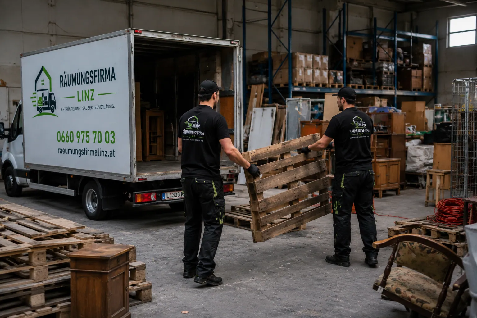 Lagerräumung in Linz – Mitarbeiter entfernen Paletten