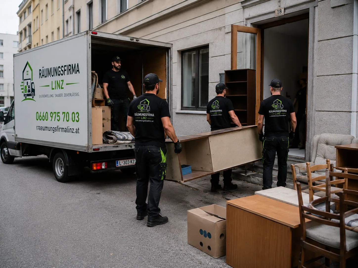 Team der Räumungsfirma Linz verlädt Möbel bei einer Wohnungsauflösung in Linz