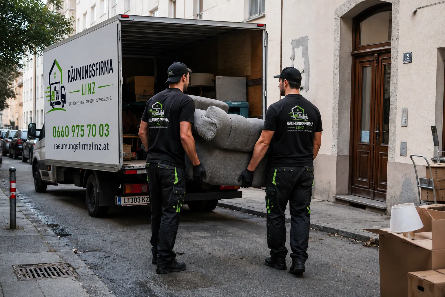 Möbelabholung Linz – Möbel werden verladen